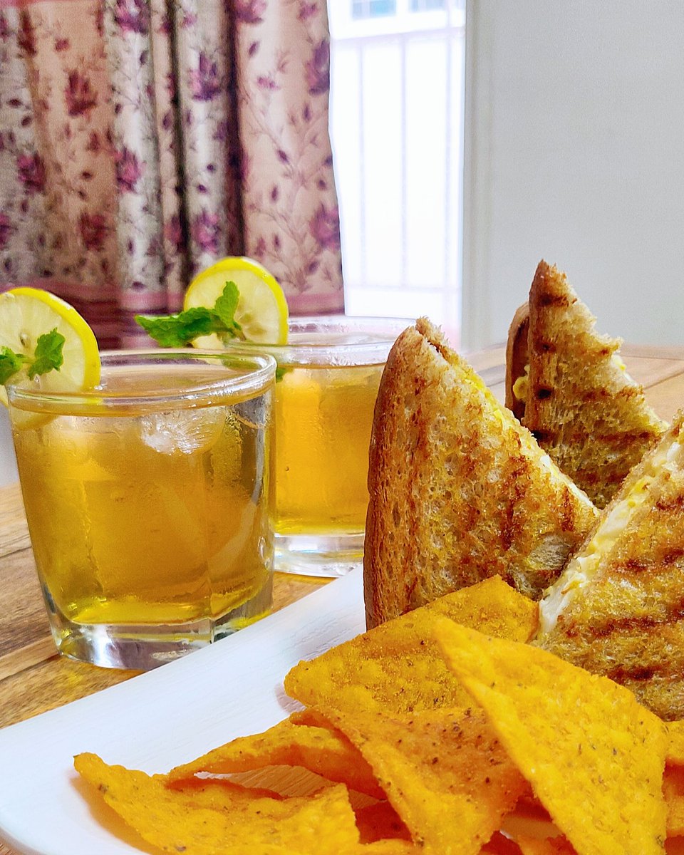 thatcurlyfoodie's tweet photo. Evening snacks and rain 🌧️🍹
#homeMade #chillingscene #snacktime https://t.co/SY7SGtxyDN