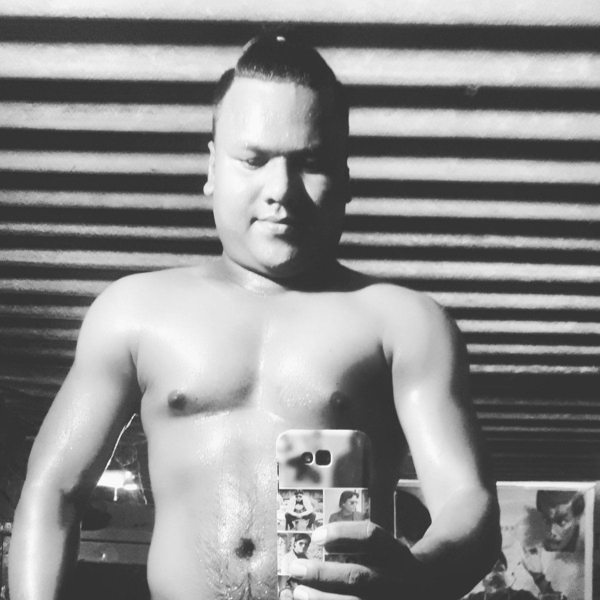 AnilPistal's tweet photo. #_PAPA की परछाई,
माँ का #_HERO😎,
#_DOSTO👬 की शान,
गर्लफ्रेंड की #JAAN💕
यही तो #HAMARI है पहचान ! ..(Rajbhar..ji...) https://t.co/0fDOJEICF9