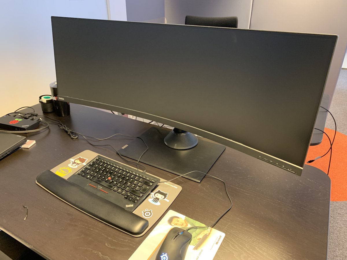 lenardg's tweet image. Fancy a large display? Take a look at the #ThinkVision P44w! lenardgunda.com/thinkvision-p4… #LenovoIN
