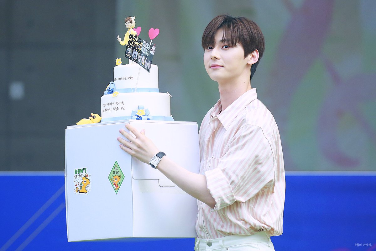 For_my_August's tweet photo. 190809 Sweet Music Box

홀더사진 뭘로하지 넘 어렵다

#황민현 #민현 #너에게 #만나러갈게
#뉴이스트 #NUEST https://t.co/KtSYKg09au