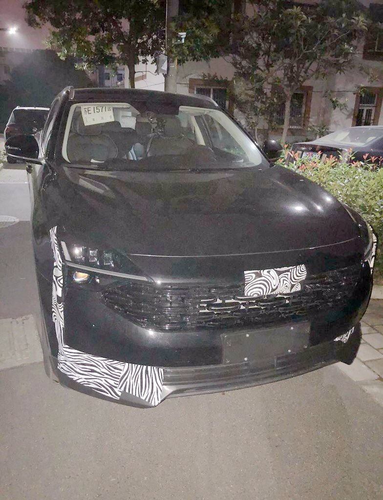 ChineseCarInte1's tweet photo. Leaked photos of QOROS 7.
QOROS 7 is fitted 1.6T and 1.8T engine from BMW rather than from Chery.
Size size of QOROS 7 is 4679/1897/1679mm, wheelbase 2720mm.
QOROS 7 is to be launched during BEIJING auto show in September.
#QOROS #QOROS7 #QOROS5 #Chery #BMW #auto #car #newcar https://t.co/ehQeWDx8mF