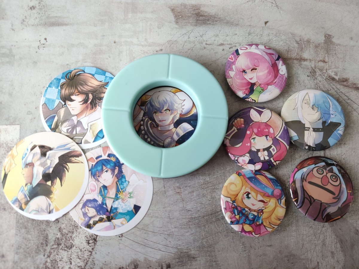 Vengo a daros la reseña de mi <a href="/Mitiendadearte/">Mi tienda de Arte</a> de la maquina de chapas y la verdad me sorprendí.
Ademas de ser ligera, es de fácil manejo, ocupa poco espacio, ademas de un precioso turquesa pastel con blanco, el puntazo es su precio 👀👌