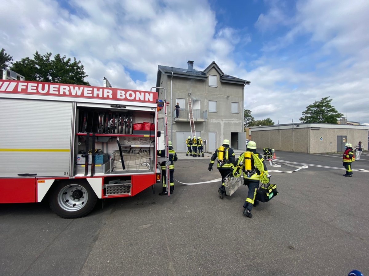 Vertreter von Stadt und Feuerwehr haben das Übungshaus auf dem Gelände des Ausbildungszentrums an der Feuerwache 2 heute offiziell in Dienst gestellt.^mh

 Hier die Pressemeldung -> bonn.de/pressemitteilu…

#EinsatzfuerBonn #Bonn112