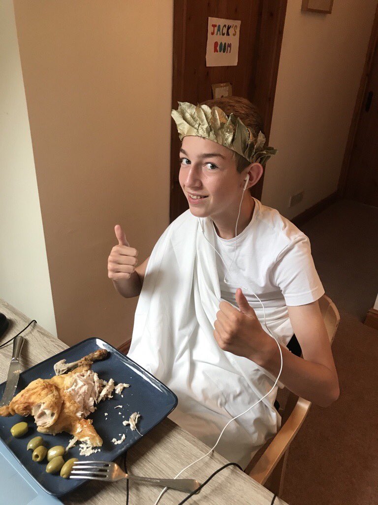 Sed_Classics's tweet photo. Joe @Hart_Sedbergh and Mrs L @Evans_Sedbergh rocking the Classical wear for their Roman dinner party lesson @Sed_Academic https://t.co/Bxra0GDbRV