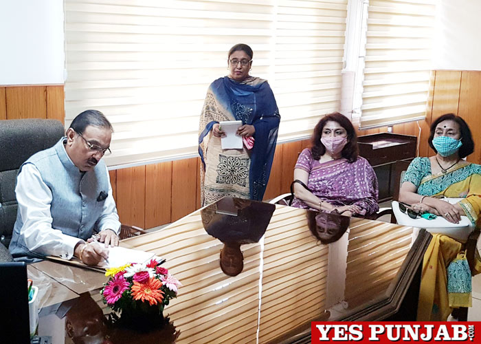 yespunjab's tweet photo. #IAS #ChanderGaind assumes charge as Commissioner #Patiala Division
https://t.co/VB0qDqE6MQ https://t.co/smXzUVSkFt