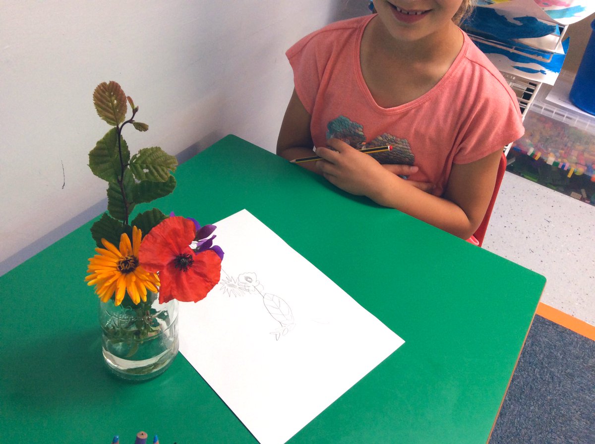 HumberClassMps's tweet photo. We’re learning more about flowers and plants this afternoon with some observational sketches! 🌺🌻🌼👀 https://t.co/aQA3plkjQa