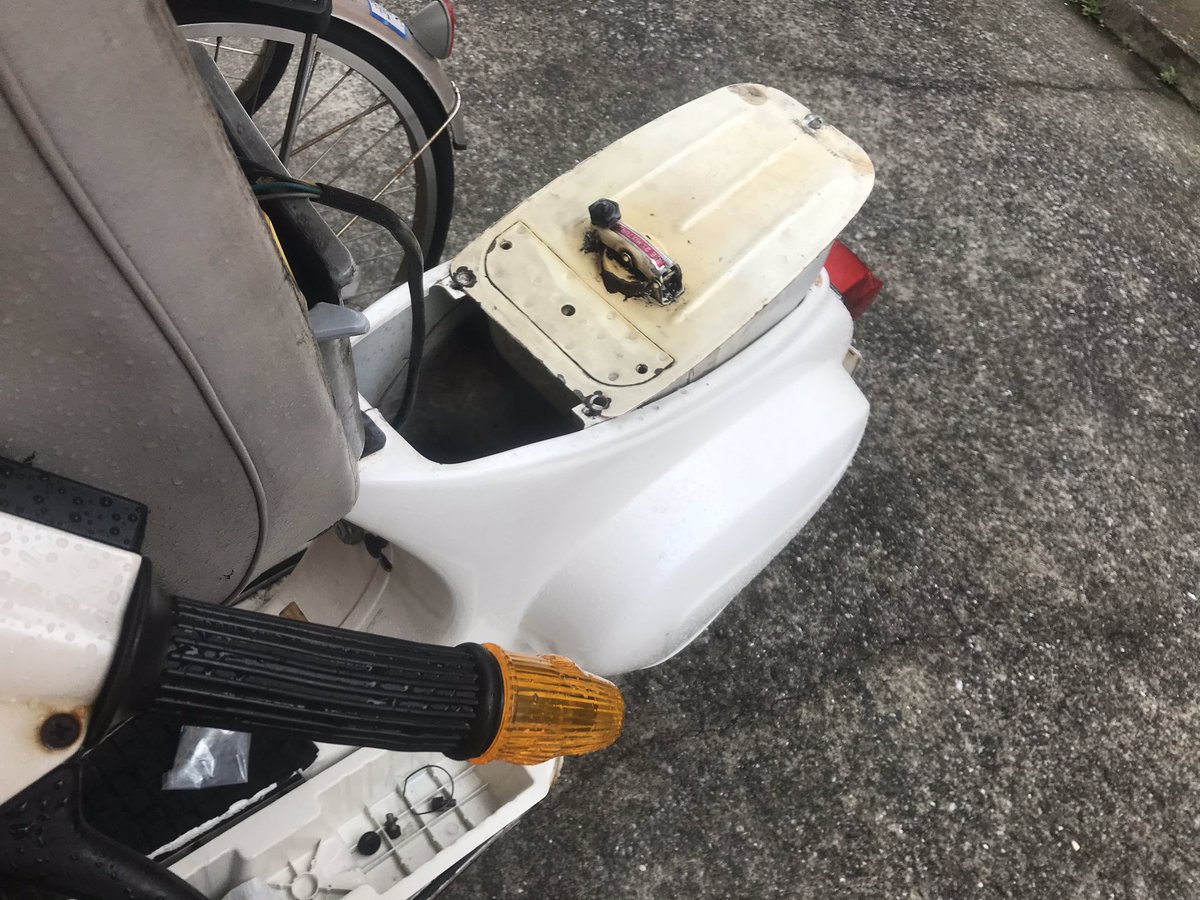 WORKS_BK's tweet photo. ひょんなことからベスパ50ssの整備。
まずは何これ、オイル漏れ？

キャブレターよりガソリン漏れ。そうだ2st混合だからガソリンが気化してオイルが残るんだ。

#ワークスBK
#ベスパ50ss
#台湾ベスパ https://t.co/3pmnVSP3UH