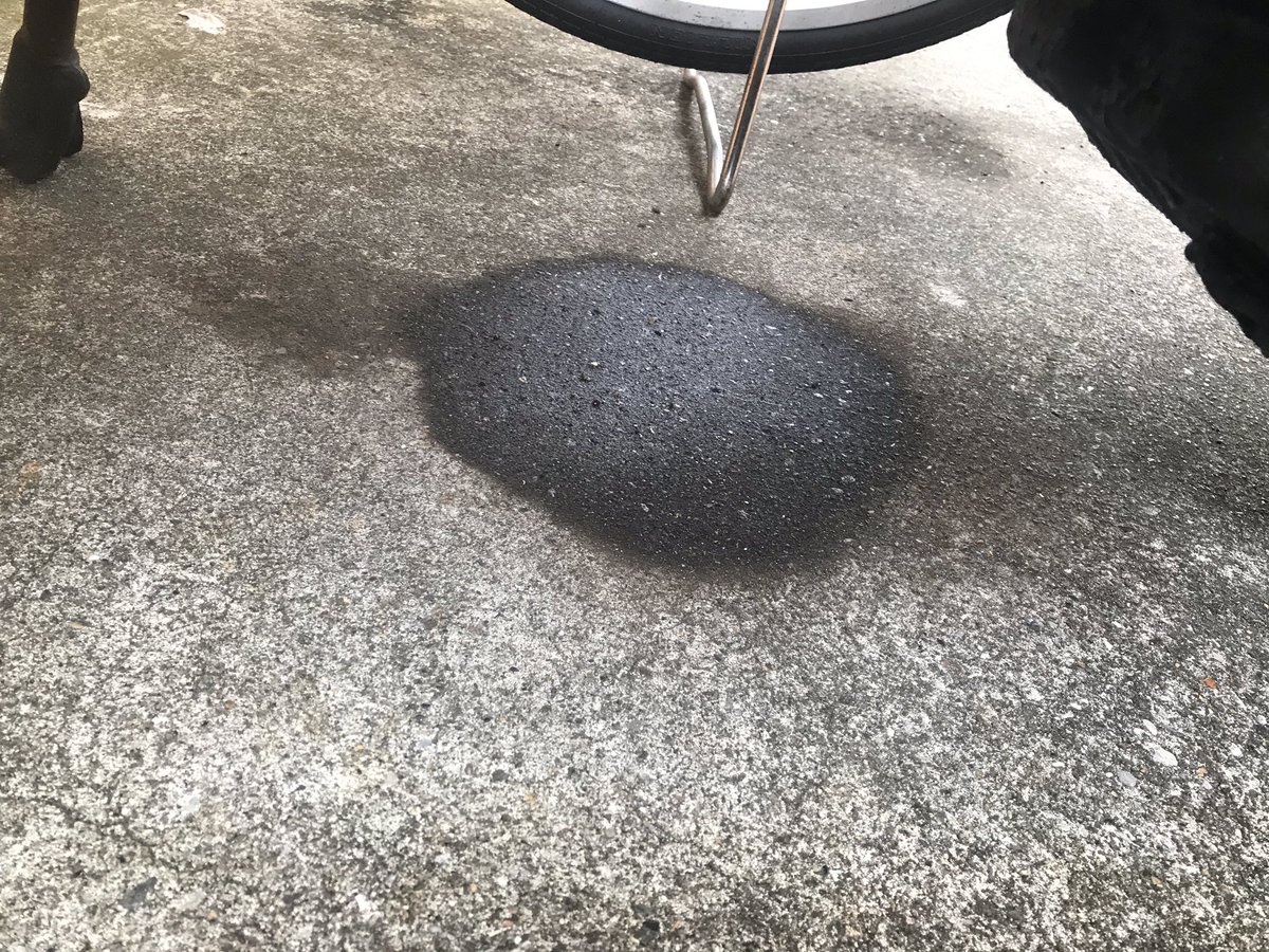 WORKS_BK's tweet photo. ひょんなことからベスパ50ssの整備。
まずは何これ、オイル漏れ？

キャブレターよりガソリン漏れ。そうだ2st混合だからガソリンが気化してオイルが残るんだ。

#ワークスBK
#ベスパ50ss
#台湾ベスパ https://t.co/3pmnVSP3UH