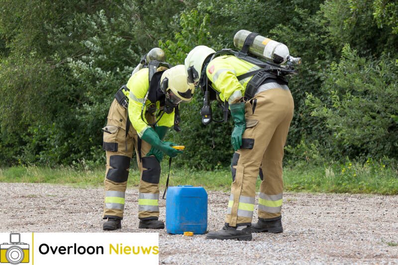 Brandweer doet onderzoek naar gevonden vaten op de parkeerplaats van recreatieplas ‘t Schaartven in overloon..