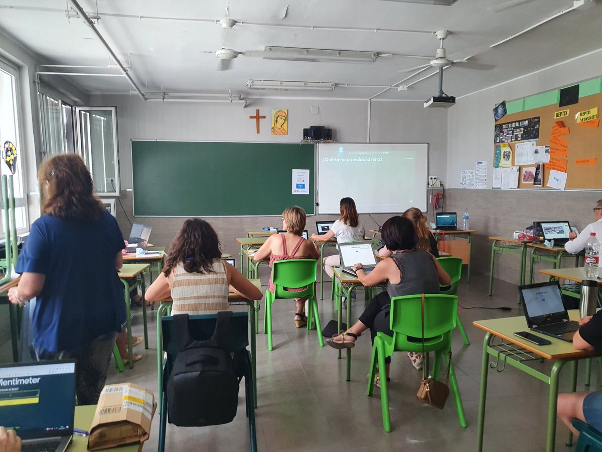 Annegarridop's tweet photo. I Feria de Innovación de nuestro cole @penyaroja_vlc ! Con mis super compis @VictoriaLlopis y @Teresajic. Una pasada de claustro...Hemos disfrutado mucho. @GoogleForEdu @Mentimeter @porlainnovacion @Acer_Education @campuspdi https://t.co/8YWGxWRZ4T