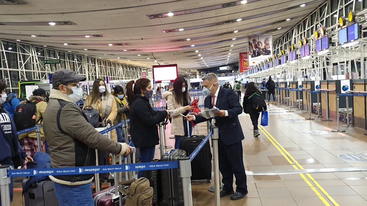 EmbaMexChi's tweet photo. Esta mañana se realizó exitosamente el 3er. vuelo de repatriación✈  desde Chile, en el que 112 personas pudieron retornar de manera segura a México. Seguimos trabajando para apoyar a nuestros connacionales durante esta inédita contingencia sanitaria. #MéxicoLindoyQuerido. 🇲🇽🇨🇱 https://t.co/Uyhg0eGji2