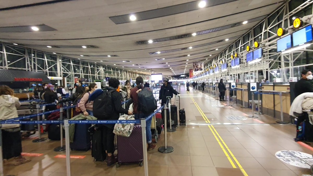 EmbaMexChi's tweet photo. Esta mañana se realizó exitosamente el 3er. vuelo de repatriación✈  desde Chile, en el que 112 personas pudieron retornar de manera segura a México. Seguimos trabajando para apoyar a nuestros connacionales durante esta inédita contingencia sanitaria. #MéxicoLindoyQuerido. 🇲🇽🇨🇱 https://t.co/Uyhg0eGji2