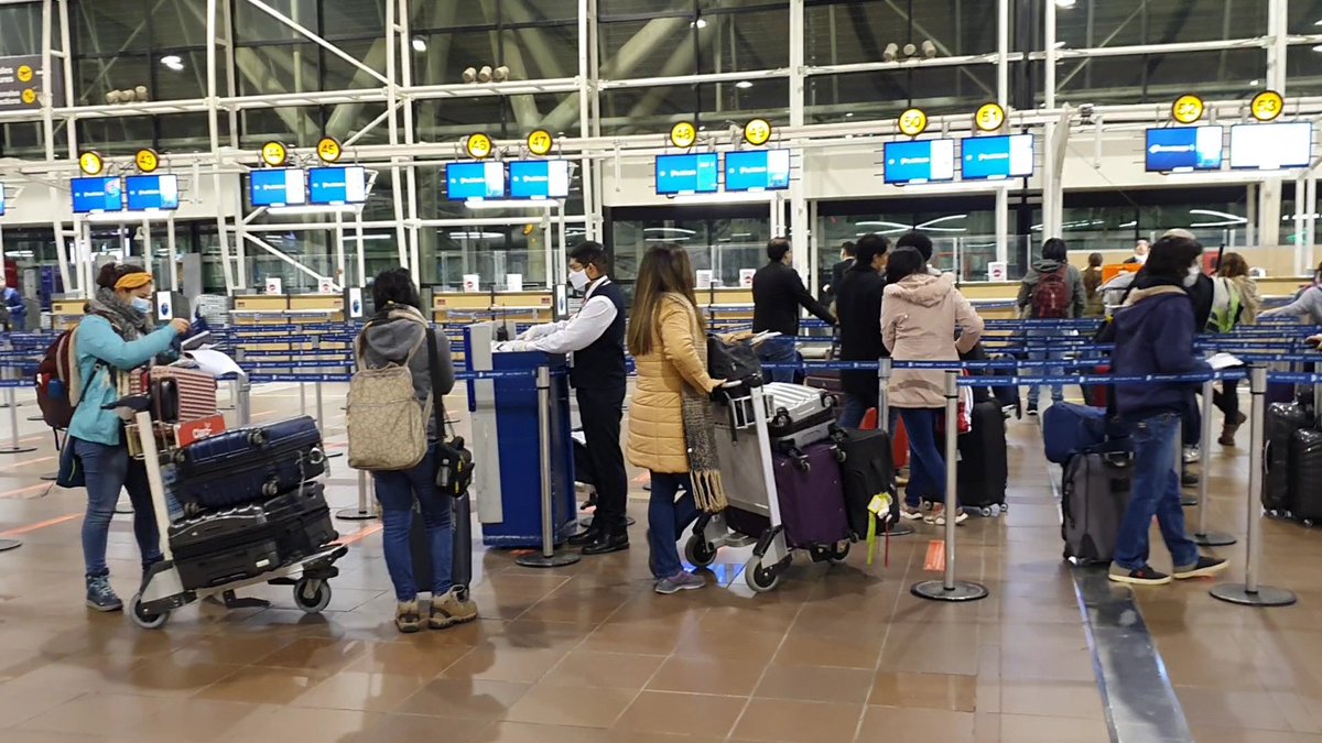 EmbaMexChi's tweet photo. Esta mañana se realizó exitosamente el 3er. vuelo de repatriación✈  desde Chile, en el que 112 personas pudieron retornar de manera segura a México. Seguimos trabajando para apoyar a nuestros connacionales durante esta inédita contingencia sanitaria. #MéxicoLindoyQuerido. 🇲🇽🇨🇱 https://t.co/Uyhg0eGji2