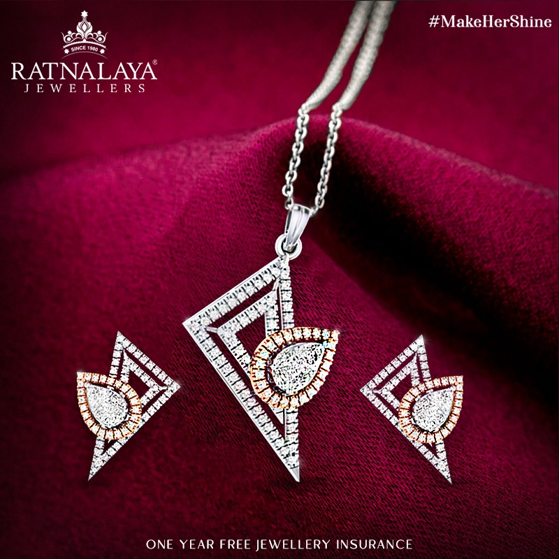ratnalayajewels's tweet photo. Sparkle and shine bright with exquisitely crafted diamond pendant set by Ratnalaya Jewellers. To explore the finest picks, visit our store at Hathwa Market, Patna. #MakeHerShine
#ratnalayajewellers #jewellery #jewellers #exclusivedesigns  #diamond #trendy #diamondjewellery #patna https://t.co/x5emVFXdqt