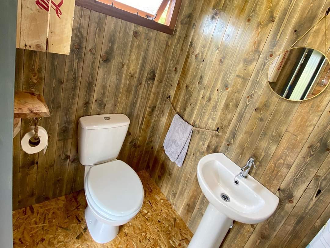 Bramble_hill_'s tweet photo. Limited availability within Rosebay and Esmerelda for the next few months! Don't hesitate and book today. Visit our website https://t.co/4EHw7qdtjl or call 07541350143 for more info #ukglamping #ukholiday #glamping #shepherdshut #showmanswagon #northyorkshire #holiday https://t.co/RKOXSno0hb