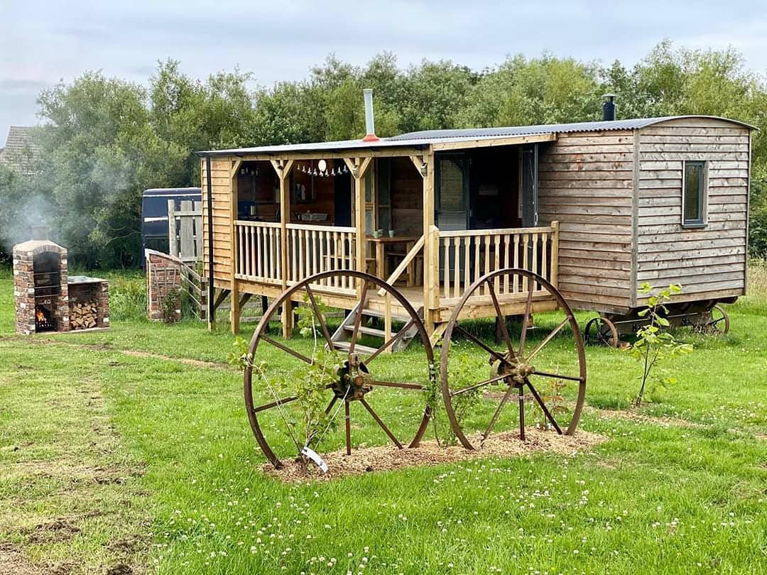 Bramble_hill_'s tweet photo. Limited availability within Rosebay and Esmerelda for the next few months! Don't hesitate and book today. Visit our website https://t.co/4EHw7qdtjl or call 07541350143 for more info #ukglamping #ukholiday #glamping #shepherdshut #showmanswagon #northyorkshire #holiday https://t.co/RKOXSno0hb