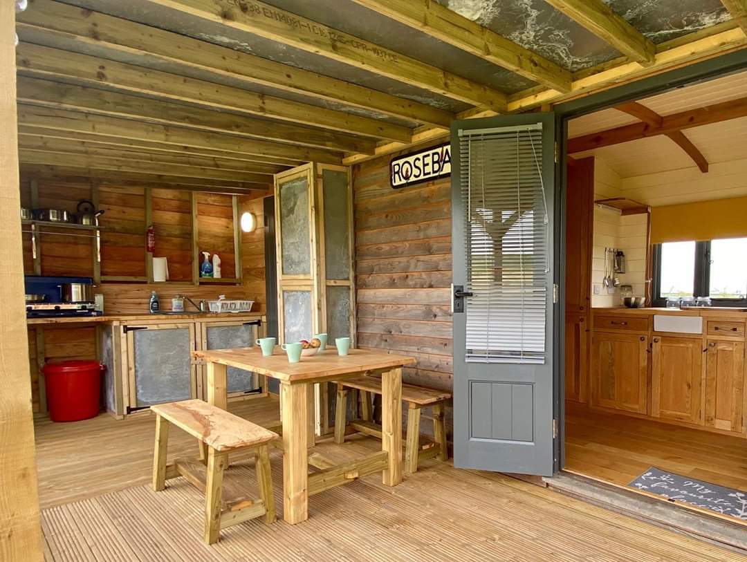 Bramble_hill_'s tweet photo. Limited availability within Rosebay and Esmerelda for the next few months! Don't hesitate and book today. Visit our website https://t.co/4EHw7qdtjl or call 07541350143 for more info #ukglamping #ukholiday #glamping #shepherdshut #showmanswagon #northyorkshire #holiday https://t.co/RKOXSno0hb