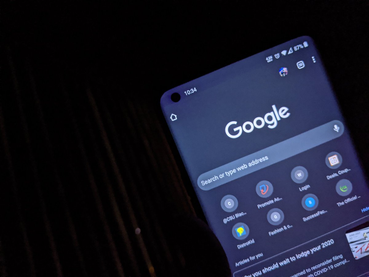 thujeyngetup's tweet image. @OnePlus_USA @OnePlus_UK @OnePlus_IN 
Is it a screen issue ? Horizontal line on top screen. Just noticed on mine while on chrome app or any image with grey bg. Is it because of punchhole camera on screen?
#screenissue #oneplus