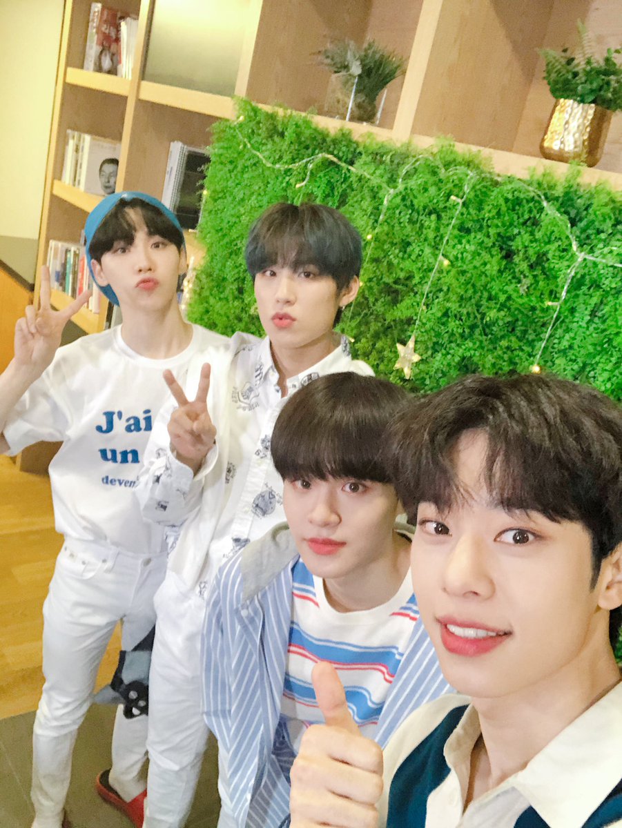 AB6IX's tweet photo. [ONLY❤️ONLINE]
신기하고 즐거웠던 첫 영상통화 팬사인회🙌 마린마린한 AB6IX와 바다로 함께 떠나요🤩 내일은 어떤 의상일까요⁉️

#AB6IX #VIVID #답을줘 #에이비식스 #전웅 #김동현 #박우진 #이대휘 #브랜뉴뮤직 #BRANDNEWMUSIC https://t.co/FsyrQLVlC5