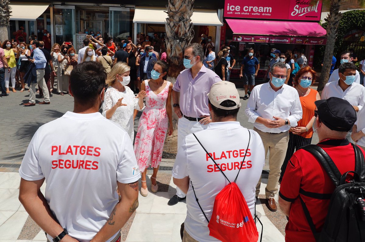 CasaReal's tweet photo. Playa de Levante de Benidorm https://t.co/VlbFZF8MqJ https://t.co/WkPmCPfxne