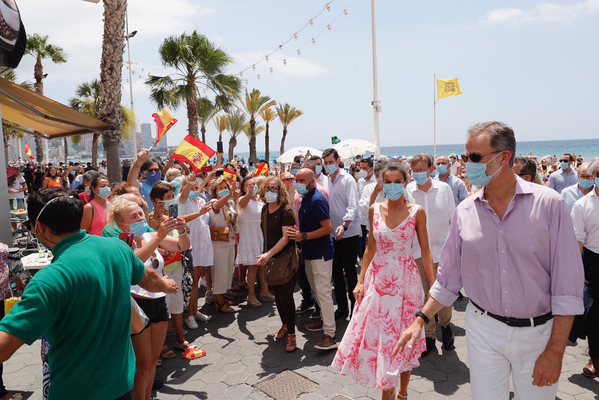 CasaReal's tweet photo. Playa de Levante de Benidorm https://t.co/VlbFZF8MqJ https://t.co/WkPmCPfxne