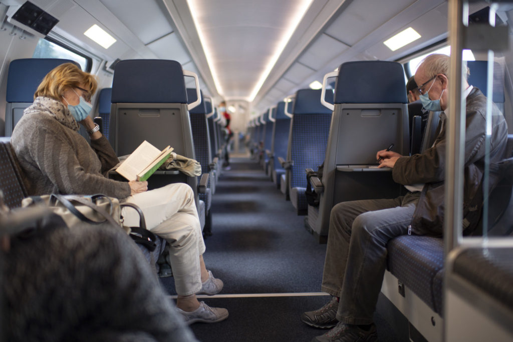 Telebasel's tweet photo. Das Begleitpersonal in den #Zügen, Bussen und Bahnen werde nicht #Maskenpolizei spielen, sagte Toni Häne, Leiter Personenverkehr SBB, am Freitag vor den Medien.
https://t.co/Oaq0B1p6vh
#TBNews #Coronavirus https://t.co/xPphqnGqNm