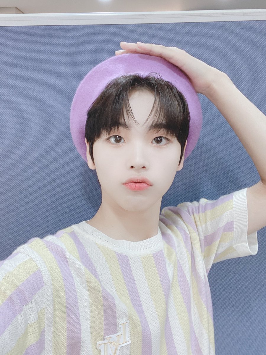 CRAVITY_twt's tweet photo. 러비티~ 오늘 뮤직뱅크 보셨나요?
오늘은 보라색 베레모를 썼어요 ㅎ
이쁘죠?ㅎㅎ
오늘 금요일 하루도 마무리 잘하시고 즐거운 주말 보내세용~~☺️

#크래비티 #형준 #뮤직뱅크 #베레모 https://t.co/2nLc7vOvBp
