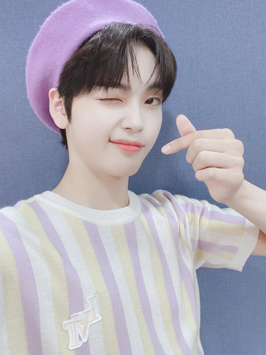 CRAVITY_twt's tweet photo. 러비티~ 오늘 뮤직뱅크 보셨나요?
오늘은 보라색 베레모를 썼어요 ㅎ
이쁘죠?ㅎㅎ
오늘 금요일 하루도 마무리 잘하시고 즐거운 주말 보내세용~~☺️

#크래비티 #형준 #뮤직뱅크 #베레모 https://t.co/2nLc7vOvBp