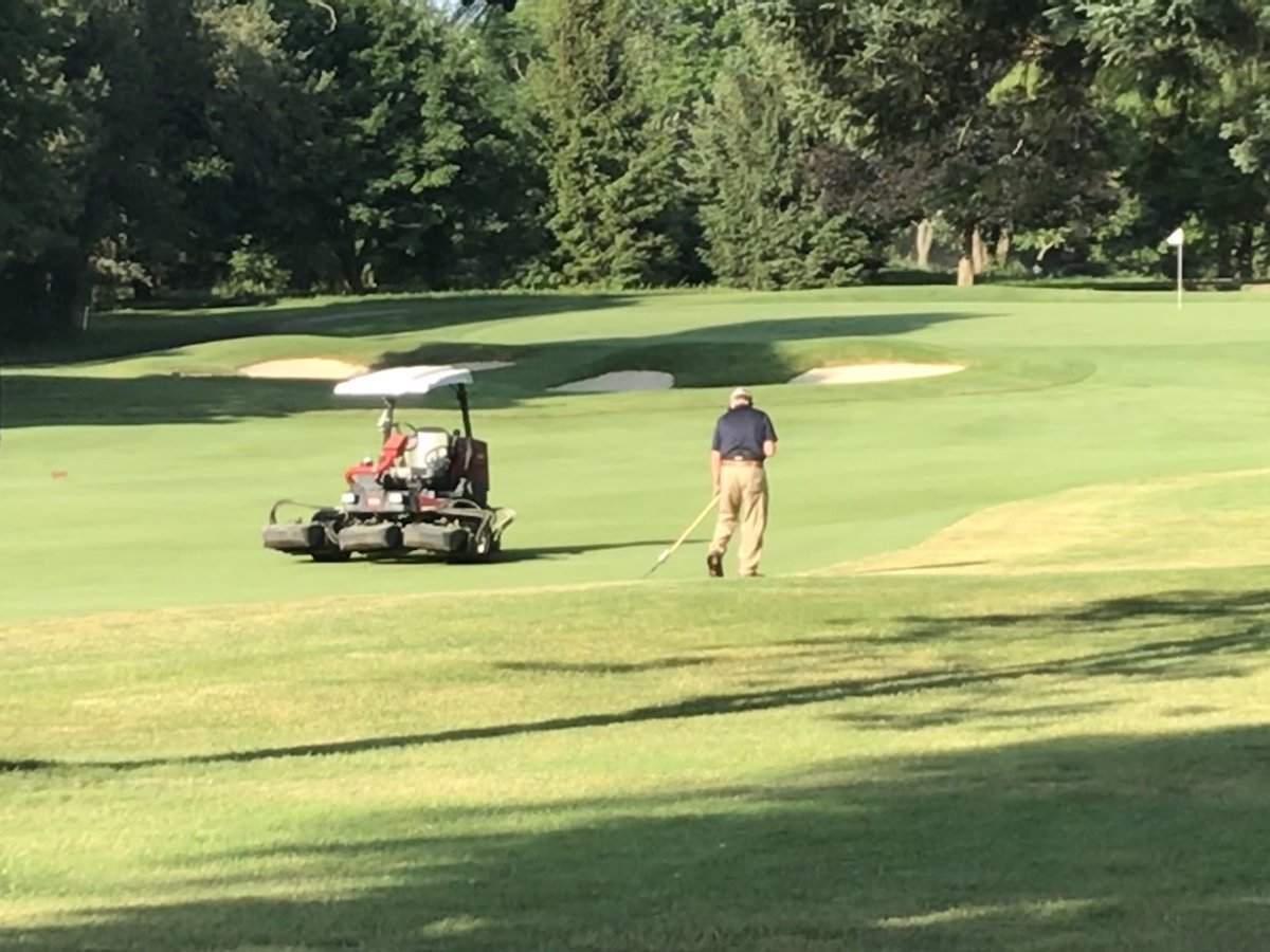 Providing a product daily that is invite quality⛳️is only made possible by the hard work and dedication of our crew❗️
It’s the little things that counts like this gentleman raking large debris off the fairway...cleans up the area and not to possibly compromise quality of cut 👌🏻