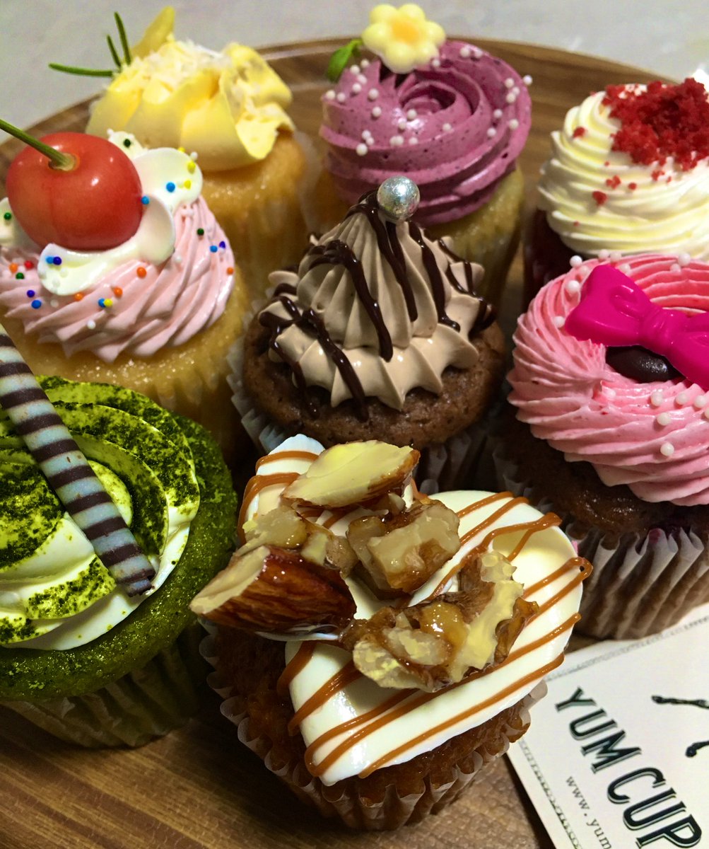 モコ Yum Cup Cakes 浜松では珍しいカップケーキ専門店です 眺めてるだけで楽しい 食べたら美味しくて有頂天になりました バタークリームなので食べる30分前に冷蔵庫から出すと 浜松市 ヤムカップケイクス スイーツ T Co