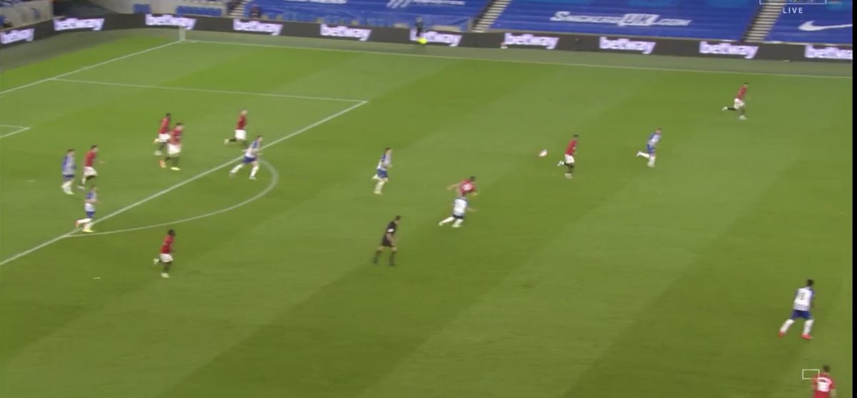In attacking transition, the first pass is encouraged to be played out wide as this is where the space usually is. From here United’s front 4 aim to reach the box as soon as possible.