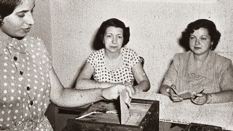 IIJNoficial's tweet photo. Un día como hoy de 1955 las mujeres mexicanas ejercieron por primera vez su derecho al voto en elecciones federales. https://t.co/powCKcAsi4