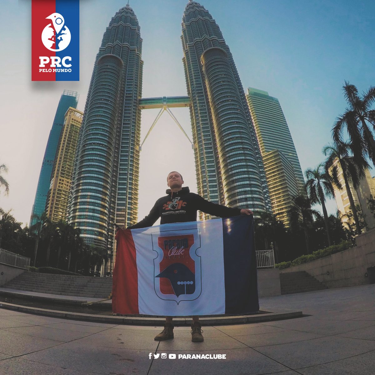 ParanaClube's tweet photo. O PRC pelo Mundo de hoje é com essa fotaça do Leonardo Henrique na Petronas Towers, Kuala Lumpur, Malásia. 🌍
Não adianta, nossas cores se destacam em qualquer lugar! ❤💙
#PRCpeloMundo #AvanteMeuTricolor #ParanáClube https://t.co/xhdJpZg7s4