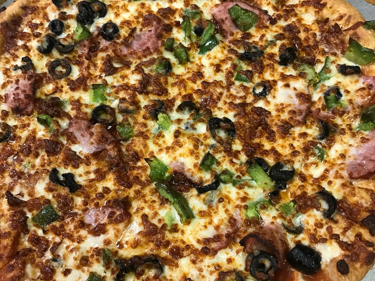 Happy #FreePizzaFriday! Hit that RT button for your chance to win a FREE large one topping from Mister B's! Must follow to win. 🍕🍕