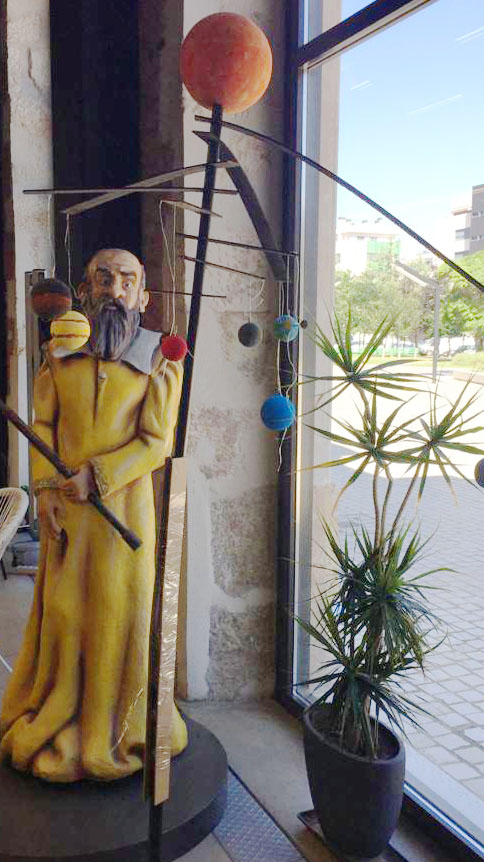 UBUinvestiga's tweet photo. ¡Han aparecido nuevos habitantes en @LaEstacionBur, muy interesados en cuestiones de gravedad!

Acompañan a las actividades del Verano Científico de @ubumaker, ¡gracias al @PlanetarioMad!

Una compañía de lujo.
🪐🍏👅

(Por favor, aunque sean gigantes, no se suban a los hombros). https://t.co/ejswj5DF3d