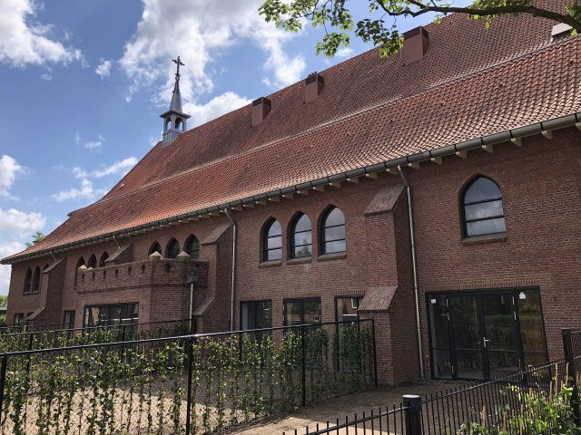ErfgoedSHBosch's tweet photo. Na maanden van slopen, bouwen en restaureren is de #HeiligeHartenkerk klaar voor een nieuwe toekomst! 

@WijnenArch en @BonthVanHulten hebben tijdens de transformatie geprobeerd om zoveel mogelijk van het kerkgebouw te bewaren. 

Meer over het resultaat: https://t.co/jKYMRo8Qpn https://t.co/zhJqm2XUYV