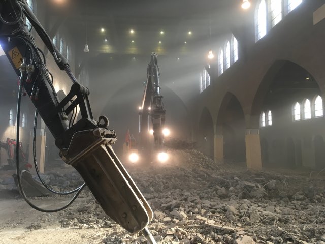 ErfgoedSHBosch's tweet photo. Na maanden van slopen, bouwen en restaureren is de #HeiligeHartenkerk klaar voor een nieuwe toekomst! 

@WijnenArch en @BonthVanHulten hebben tijdens de transformatie geprobeerd om zoveel mogelijk van het kerkgebouw te bewaren. 

Meer over het resultaat: https://t.co/jKYMRo8Qpn https://t.co/zhJqm2XUYV