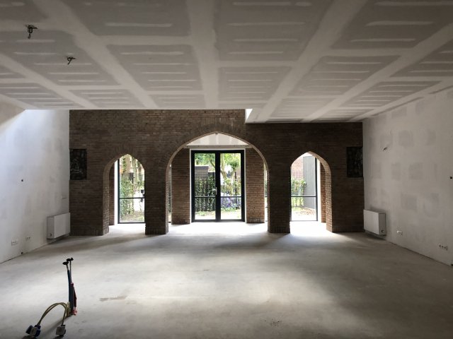 ErfgoedSHBosch's tweet photo. Na maanden van slopen, bouwen en restaureren is de #HeiligeHartenkerk klaar voor een nieuwe toekomst! 

@WijnenArch en @BonthVanHulten hebben tijdens de transformatie geprobeerd om zoveel mogelijk van het kerkgebouw te bewaren. 

Meer over het resultaat: https://t.co/jKYMRo8Qpn https://t.co/zhJqm2XUYV