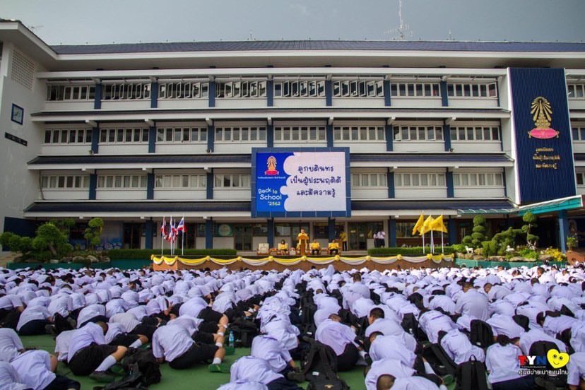 ถ้าอยากเห็นภาพชัดๆว่าลดทอนศักดิ์ศรีความเป็นมนุษย์ของนักเรียนยังไง ให้ลองนึกภาพการ “ฝึกสุนัข” ดูค่ะ มนุษย์ฝึกให้สุนัขฟังคำสั่งอย่างคุ้นชินและทำตาม สั่งให้นั่ง สั่งให้กระโดด และมันก็จะทำตามทุกอย่าง (1) #ยกเลิกหมอบกราบ