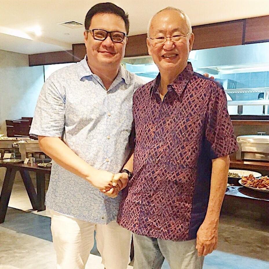 denywidjaja_'s tweet photo. Bangga kami sekeluarga pernah dimasakin sama Om Wil. Sehat sehat selalu Om. Tetap cinta Indonesia 🇮🇩 @williamwwongso #GordonRamsay #UnchartedIndonesia #Uncharted2 #williamwongso #rendang #widjaja https://t.co/KmtC5VTJz2