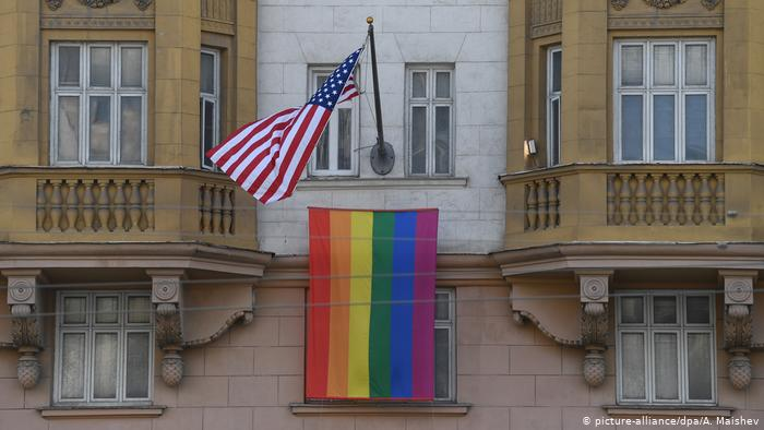 Rusya Devlet Başkanı Putin'den Moskova'daki ABD Büyükelçiliğine LGBT bayrağı asılmasına yorum:

"Orada kimin çalıştığını göstermek istemişler."