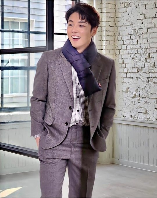 edsiyoon's tweet photo. Something about you is just sooo addictive.😍🤗😊💛
#윤시윤 #ユンシユン #尹施允 #yoonsiyoon #yoonshiyoon
#multitalentedsiyoon #wittysiyoonie #mrniceguy #lovablesiyoon #handsomeoppa #adorableoppa #hottieoppa #cleversiyoon
#MahalKitaSiyoonie ❣😍😘🤗
Rooting For You Always https://t.co/H1kWskdCSP