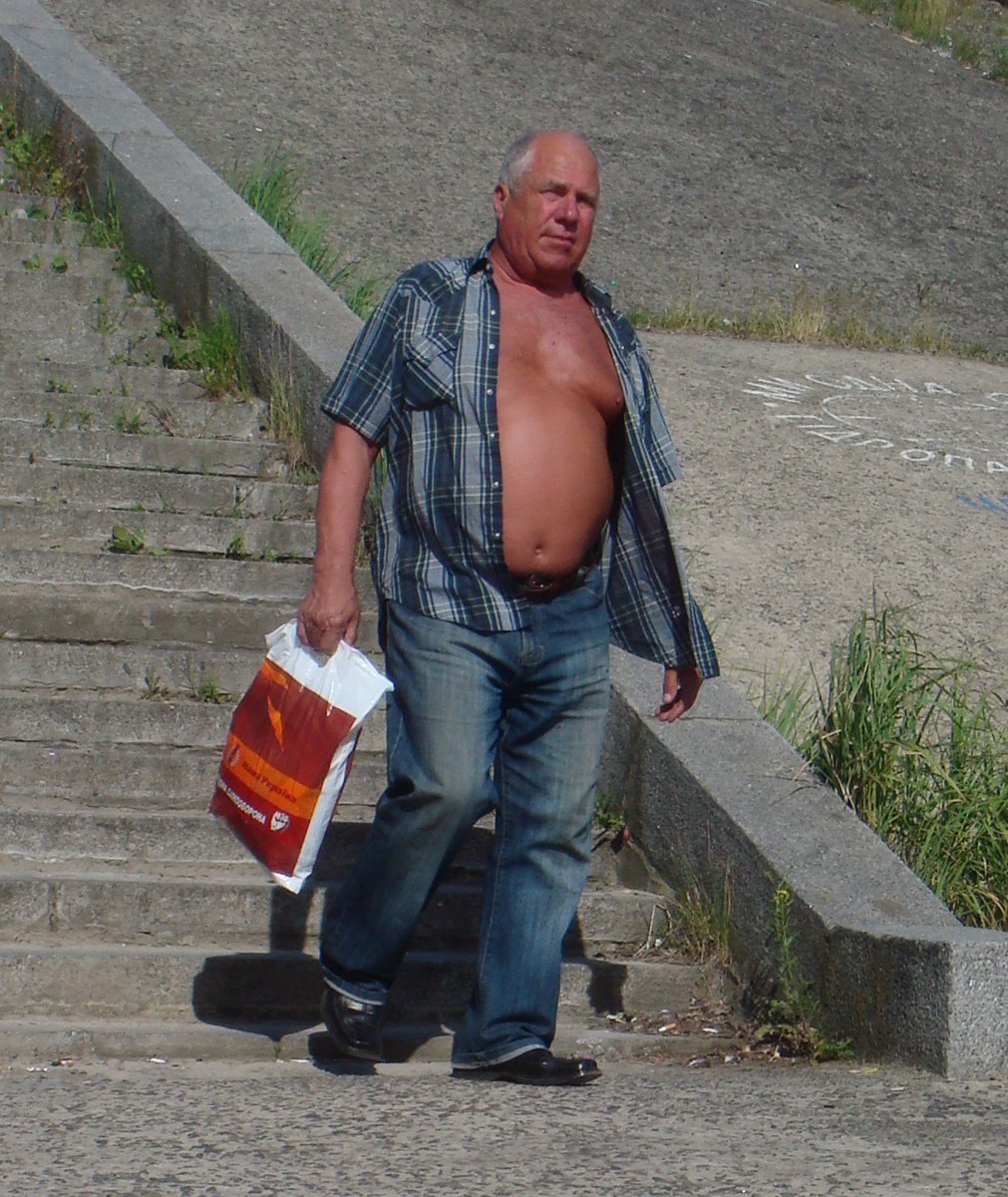 dadfkr's tweet photo. Nice bellybear needs to cool off 🐻🕶️🥶
#silverdaddy #daddybear #gayoldermen #daddy https://t.co/hlWU23SjHg