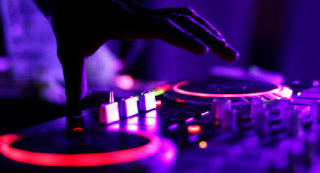 kpmaster_sa's tweet photo. Music CONNECTS us all - corporates speak about working remotely but can a vibe be created remotely? 

💿 Find out on the 28th of July 🔥 

#BeatTape2 #Chillhop #amapiano #electric #blues #house #CovidCantWin #Remotevibes #28July 💿all music platforms https://t.co/jZ3iTMIbfq