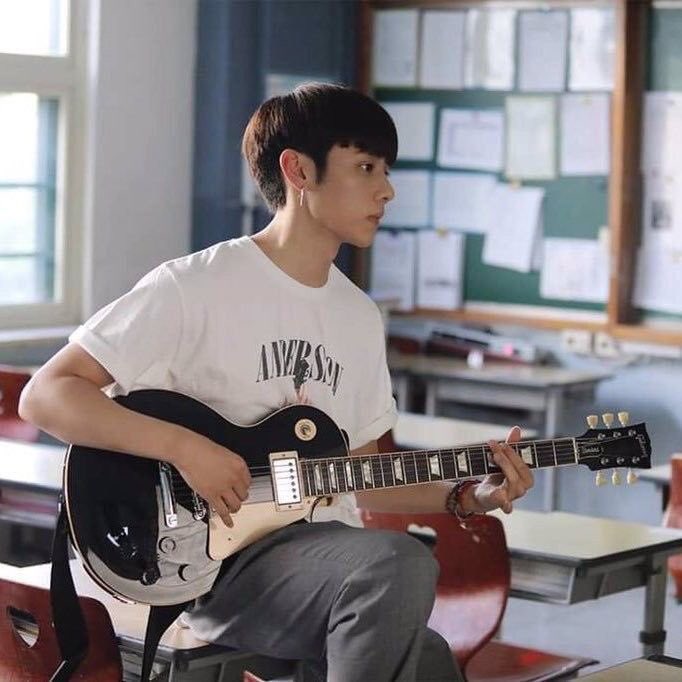 high school boyfriend;you saw a large group of girls crowd outside your classroom, being all giggle and shy and you were wondering what happened. you walked over & looked in and you saw sunwoo playing the guitar. “sorry girls, he’s taken by me” you thought to yourself
