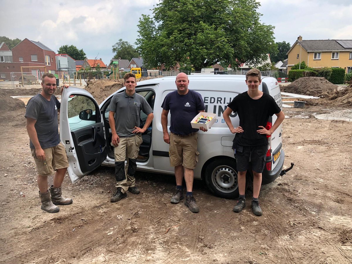 BouwRegeling's tweet photo. 25 JAAR IN DIENST!
Onze altijd hardwerkende en goedlachse collega Henry Wemekamp is vandaag 25 jaar in trouwe dienst! We willen je namens het bedrijf en collega's van harte feliciteren! https://t.co/wcbZ8SRzDn