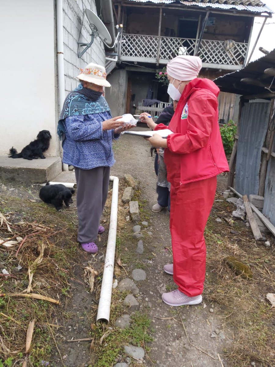 Acercamos la salud a la gente en diferentes rincones del Ecuador. El Centro de Rehabilitación Integral Especializado Azogues, junto al equipo de Técnicos Operativos de Apoyo, entregaron medicamentos en los domicilios de pacientes vulnerables. #IESSBuenasNoticias