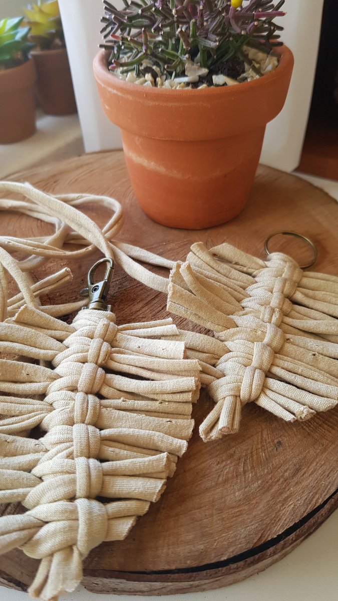 osanamacrame's tweet photo. Macramê de hoje:
Pena com fio de Malha!
#macrame
#osanamacrame
#macramebrasil https://t.co/IgnzVy8cq8