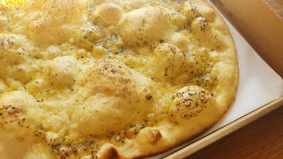 Capoccis_'s tweet photo. Perfectly cooked in our wood-fired oven 🔥

No #takeaway is complete without garlic bread - we recommend dipping ours in oil for that finishing touch 😋 On @Deliveroo &amp; @JustEatUK here >>> 

https://t.co/G7aNDTJA54 
https://t.co/8wMeBaVA3S

Credit @elsaeats https://t.co/XDhP7zMRsK
