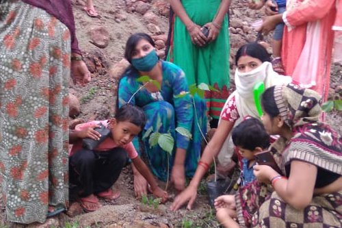pmayurbanmp's tweet photo. For celebrating 5th Anniversary of PMAY-U, Tree Plantation Drive at AHP Site and Griha Pravesh Program for BLC DUs was organised in Chhindwara, Madhya Pradesh...

#BuildingHomes #TransformingLives

@MoHUA_India, @MadhyaUad, @mpurbandeptt, @PMAYUrban https://t.co/RUvn7LzQKO